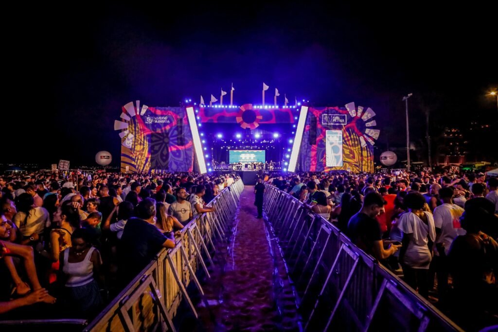 Multidão lota as areias da Praia de Tambaú na terceira noite do Festival Forró Verão